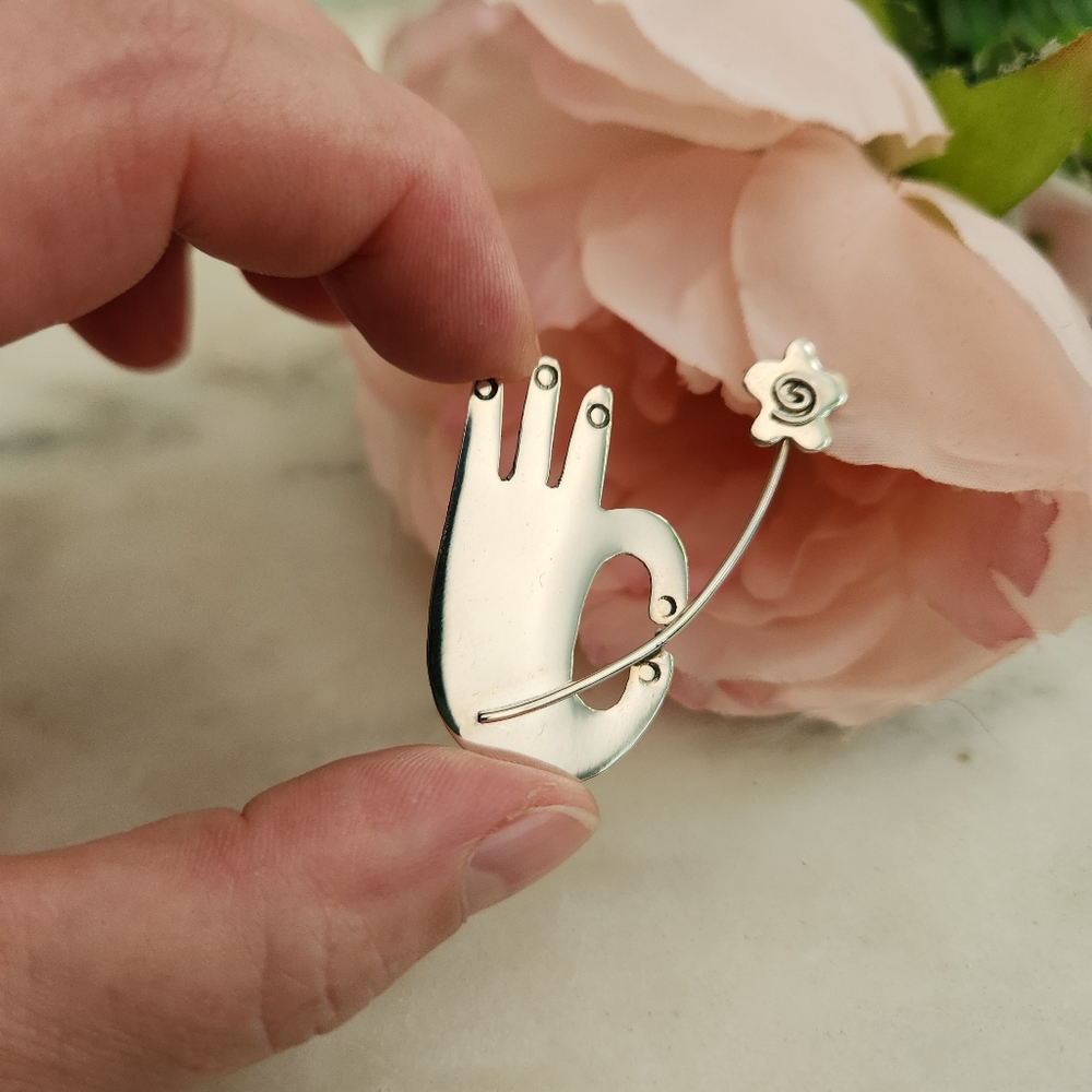 Vintage Sterling Silver Hand Holding Flower Pin‎ Brooch